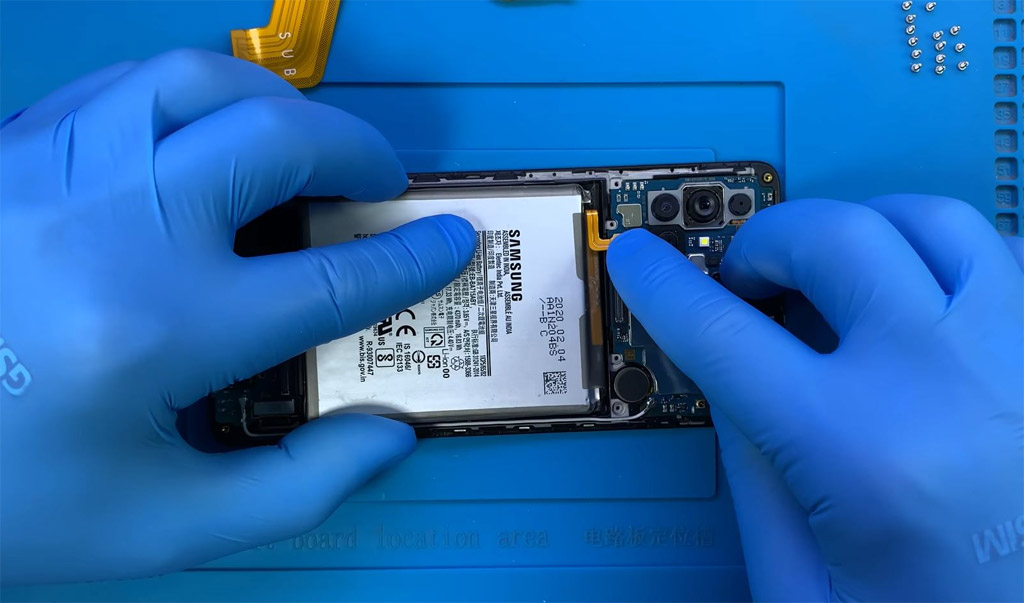 Wymiana baterii w smartfonie Samsung